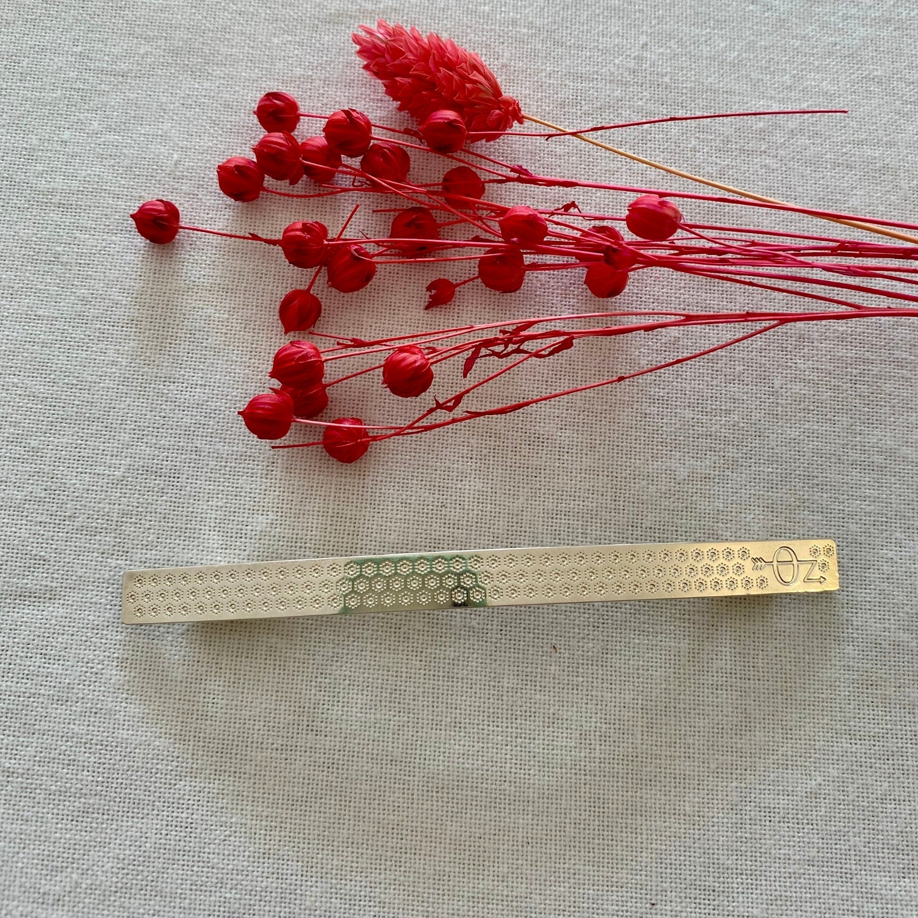 FINE ET LONGUE BARRETTE ARGENTEE AVEC DECOR PETITES FLEURS GRAVEES