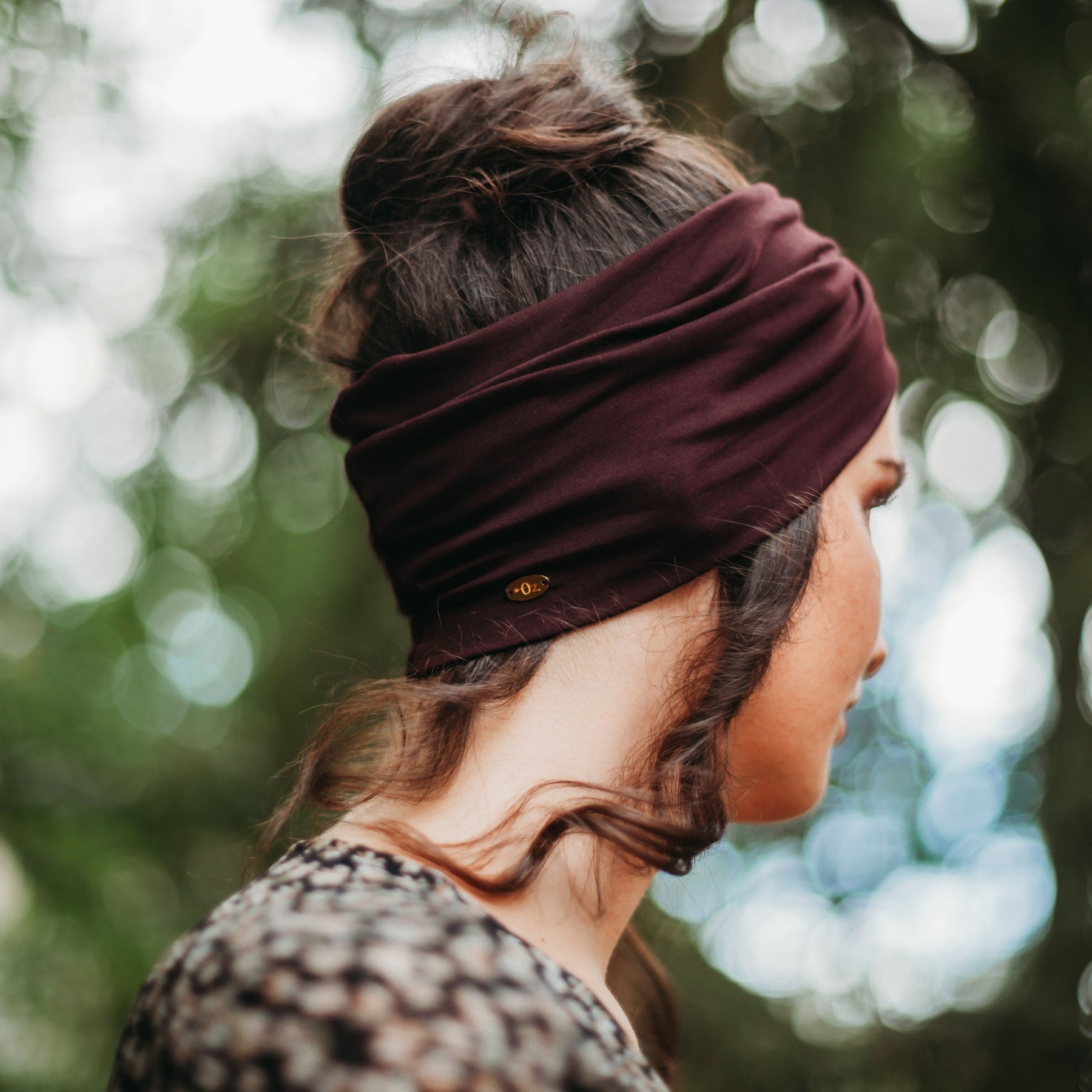 FEMME VUE DE DOS AVEC UN CHIGNON  PORTANT UN LARGE BANDEAU BORDEAUX EN COTON BIOLOGIQUE
