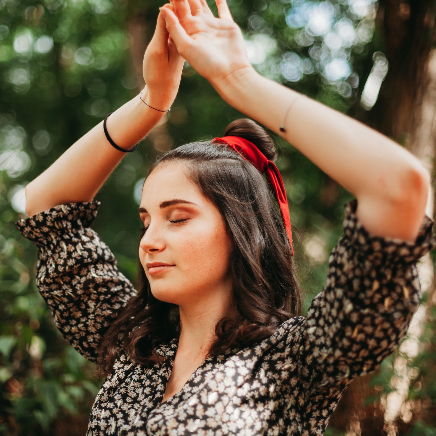 FEMME PORTANT UN CHOUCHOU FOULARD FOULCHIE ROUGE EN COTON BIOLOGIQUE