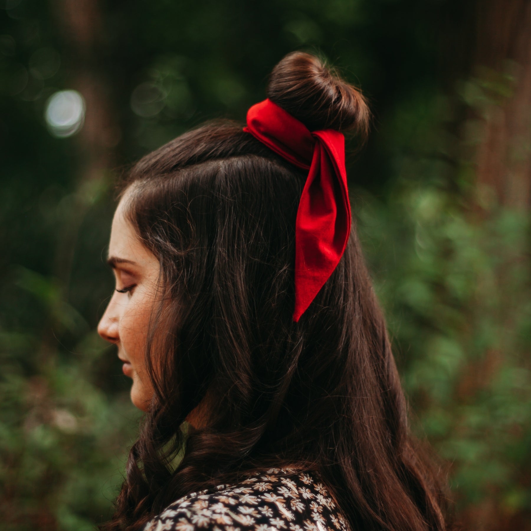 FEMME DE DOS PORTANT UN CHOUCHOU FOULARD ROUGE EN COTON BIOLOGIQUE