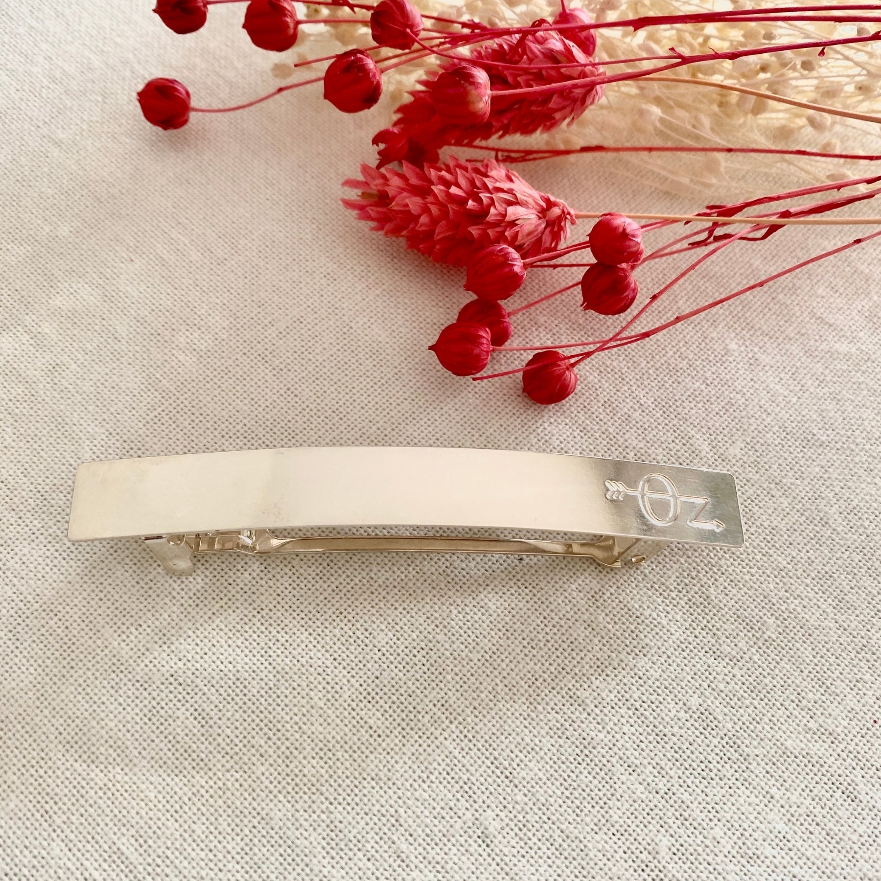 BARRETTE ARGENTEE PLATE AVEC DES FLEURS SECHEES