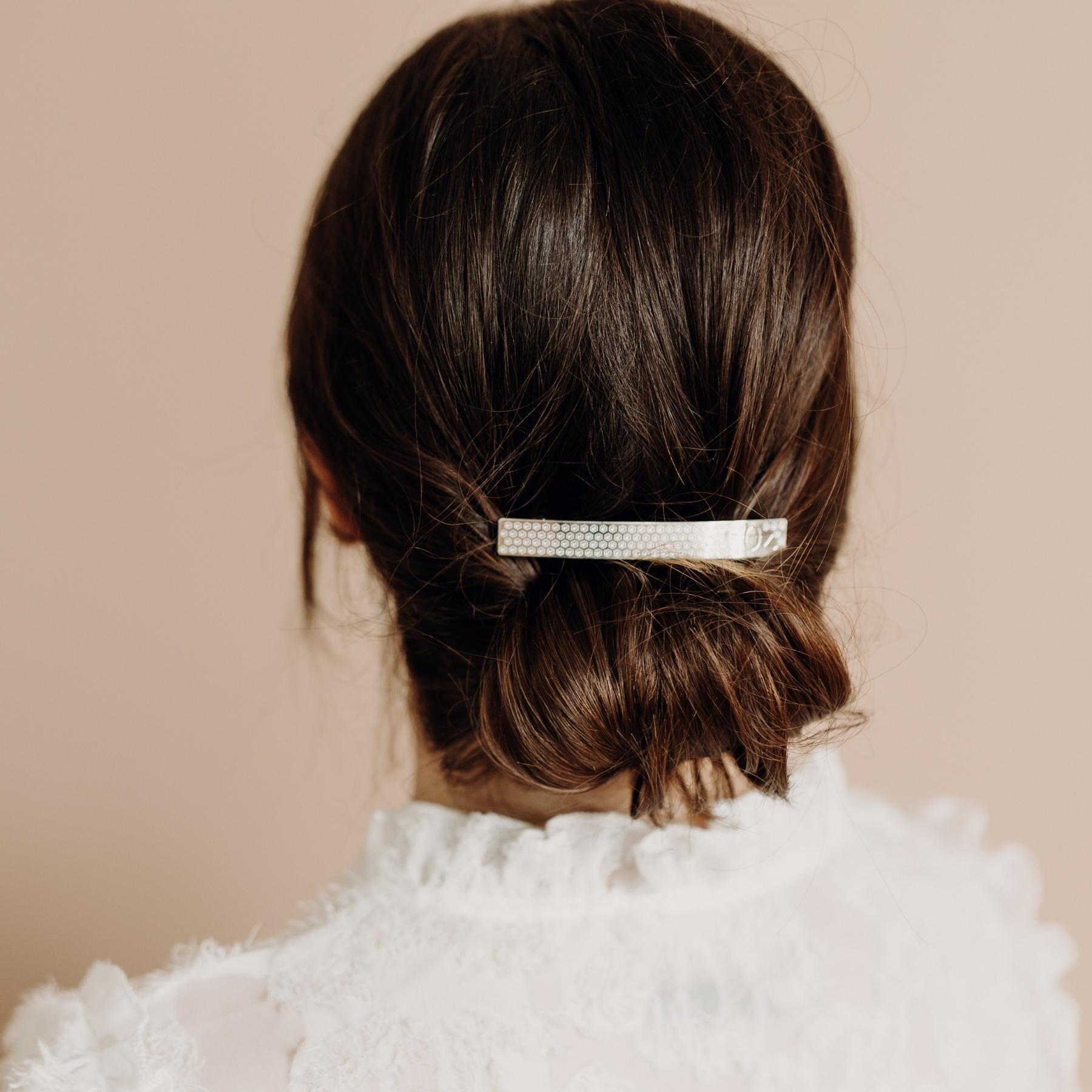 Chignon orné d'une barrette cheveux argentée pour mariage