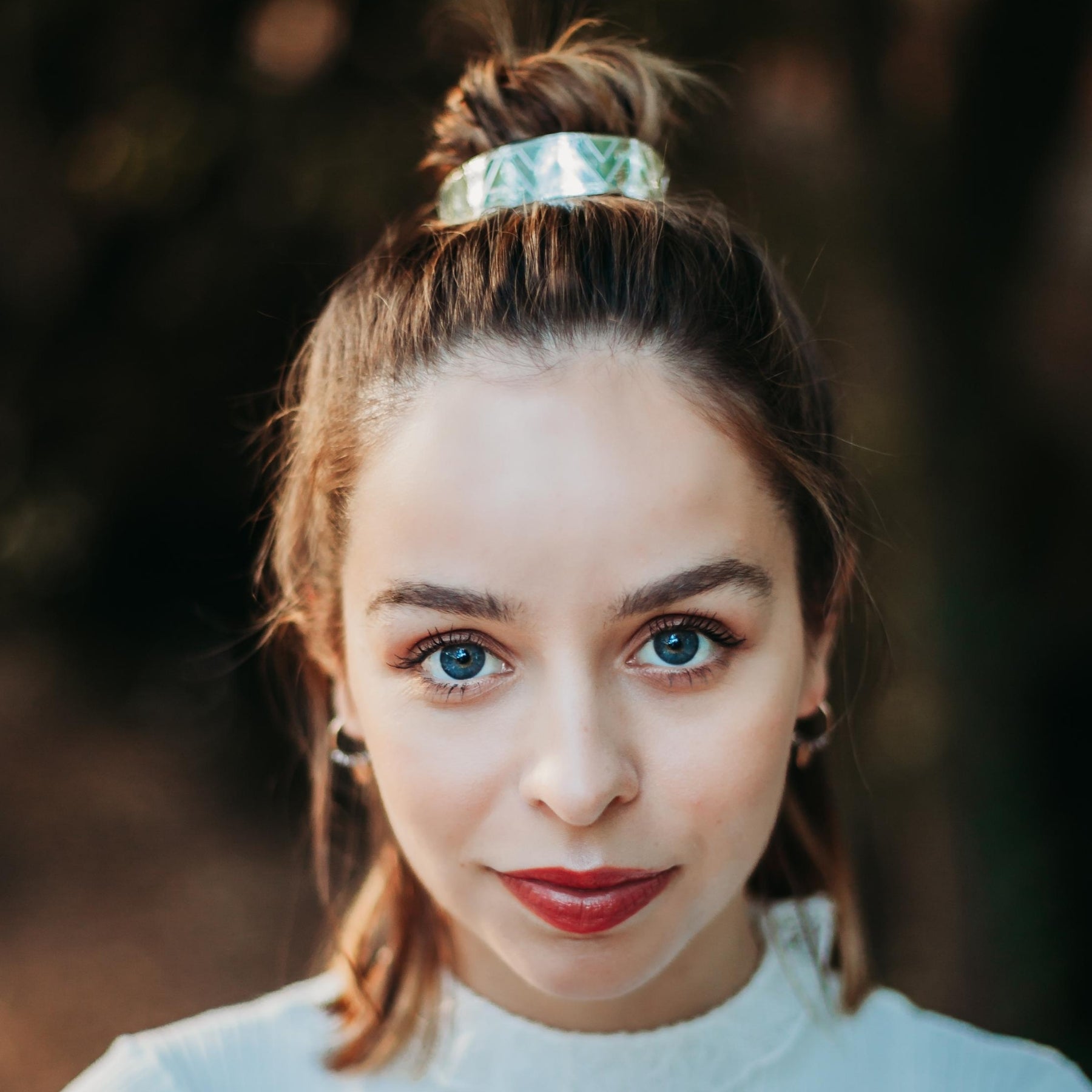 FEMME PORTANT UN BUN CUFF AGRENTE MANCHETTE A CHIGNON