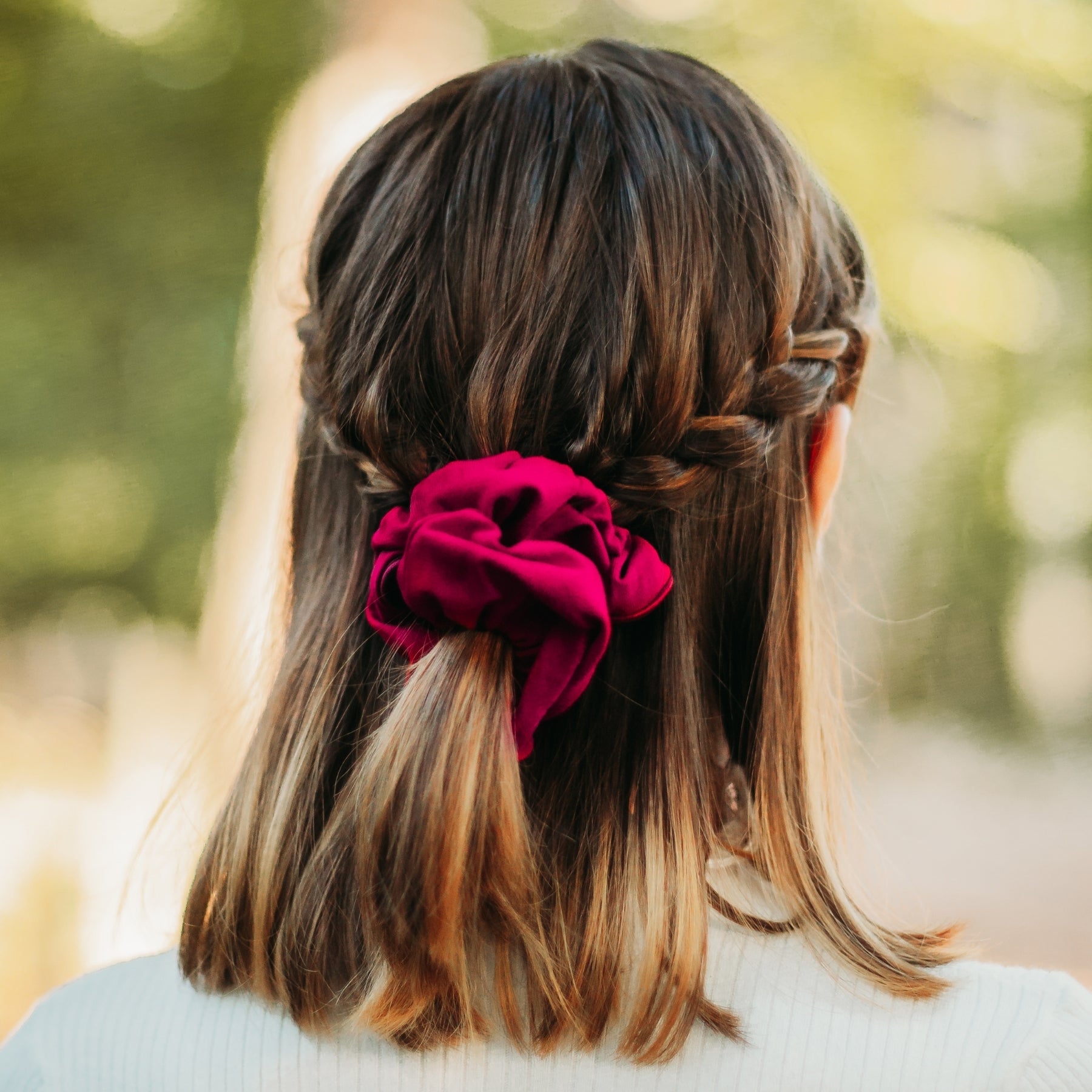 FEMME DE DOS PORTANT UN CHOUCHOU ROUGE EN COTON BIOLOGIQUE