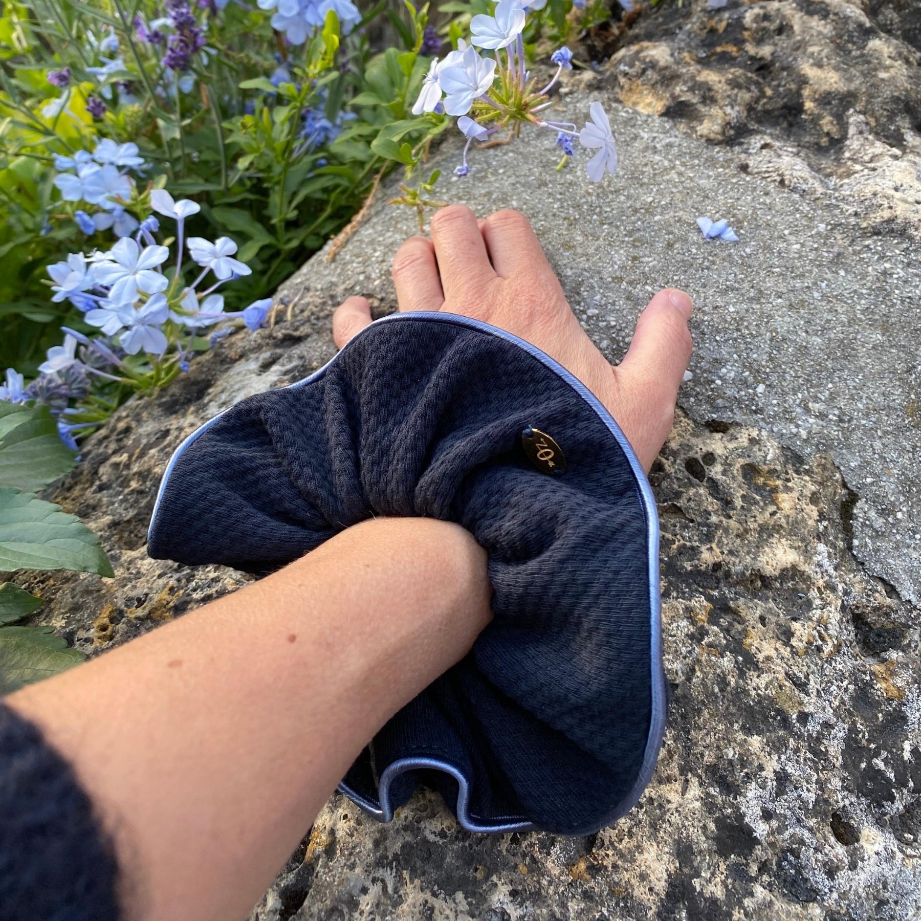 GROS CHOUCHOU CHEVEUX BLEU MARINE EN COTON BIO PORTE AU POIGNET