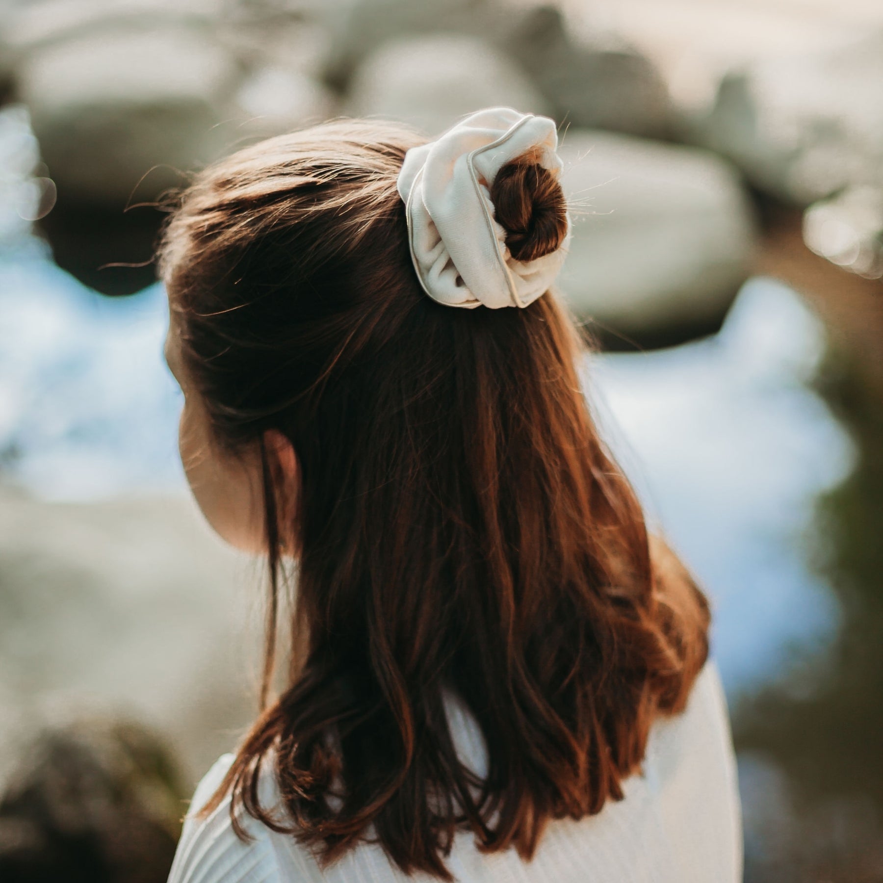 FEMME DE DOS PORTANT UN CHOUCHOU ELASTIQUE ECRU EN VELOURS DE COTON BIOLOGIQUE