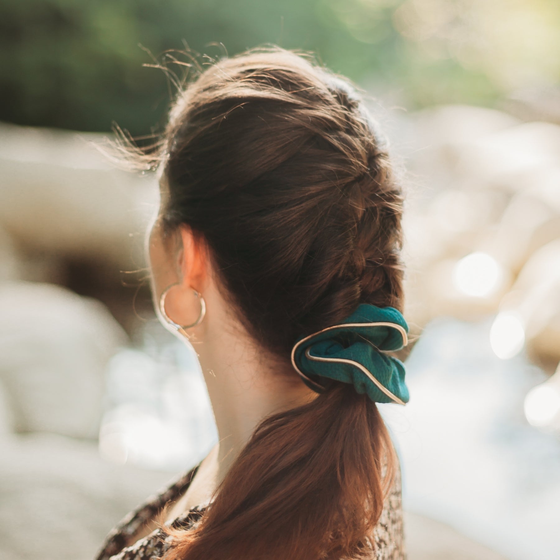 FEMME DE DOS PORTANT UNE QUEUE DE CHEVAL RETENUE PAR UN CHOUCHOU CHEVEUXVERT EMERAUDE EN COTON BIOLOGIQUE