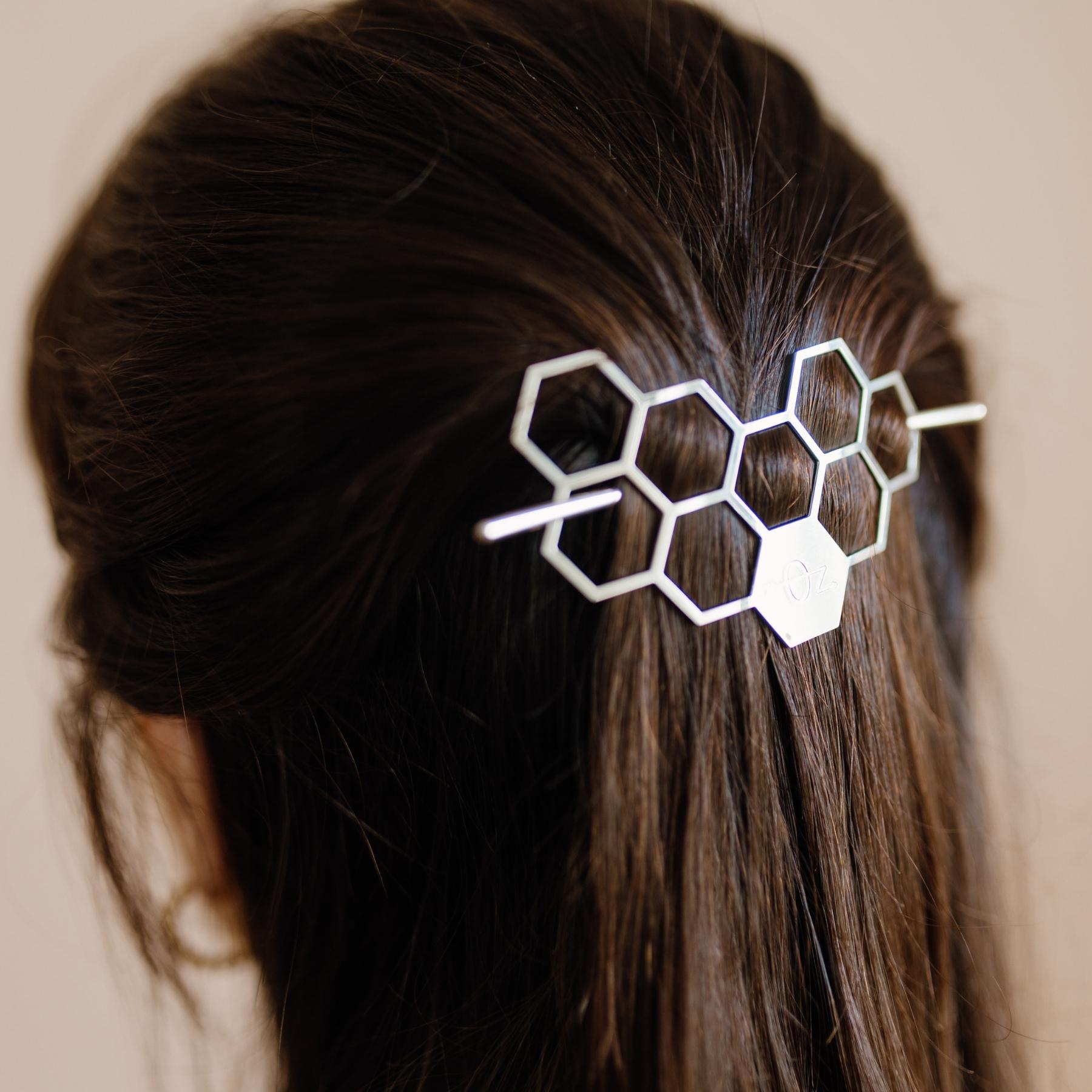 Attache pour cheveux argentée décor nid d'abeille original et style élégant