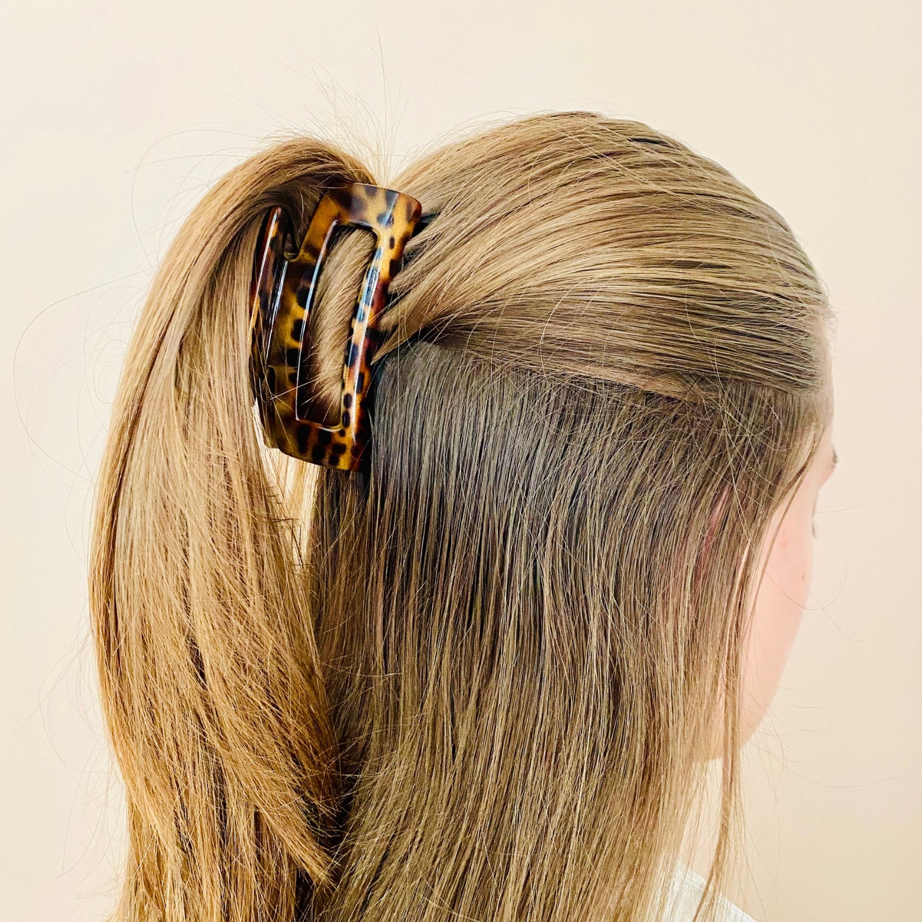 Femme portant une pince à cheveux rectangulaire léopard