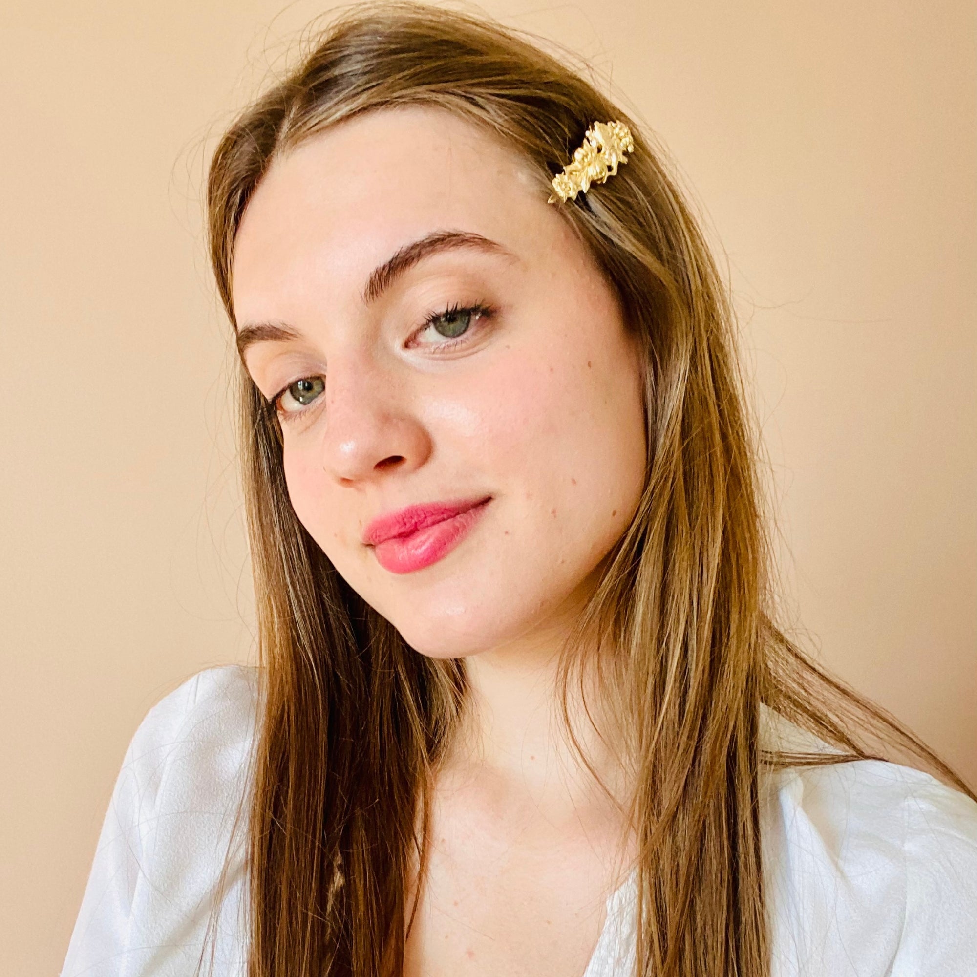 Petite barrette cheveux sur le côté dorée chic et originale