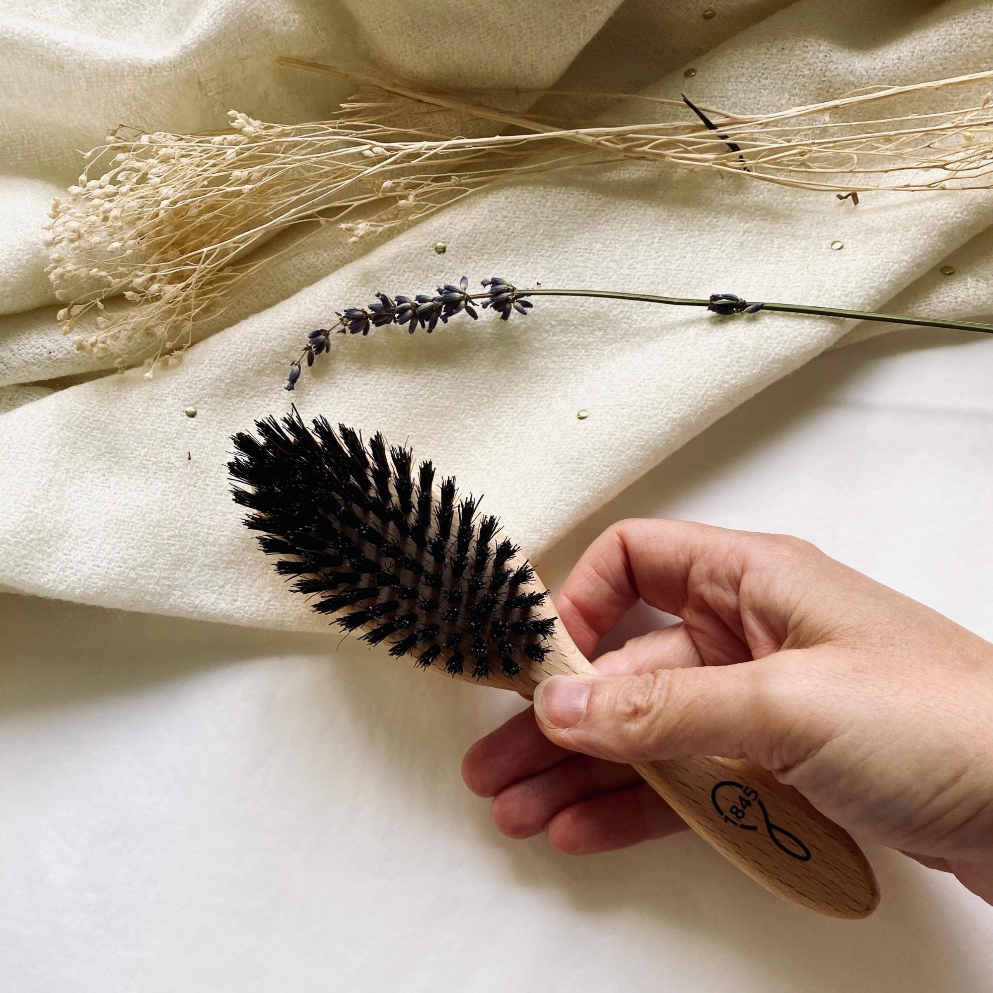 Brosse à cheveux pour cheveux lisses en bois et poils de sanglier moyen modèle made in France