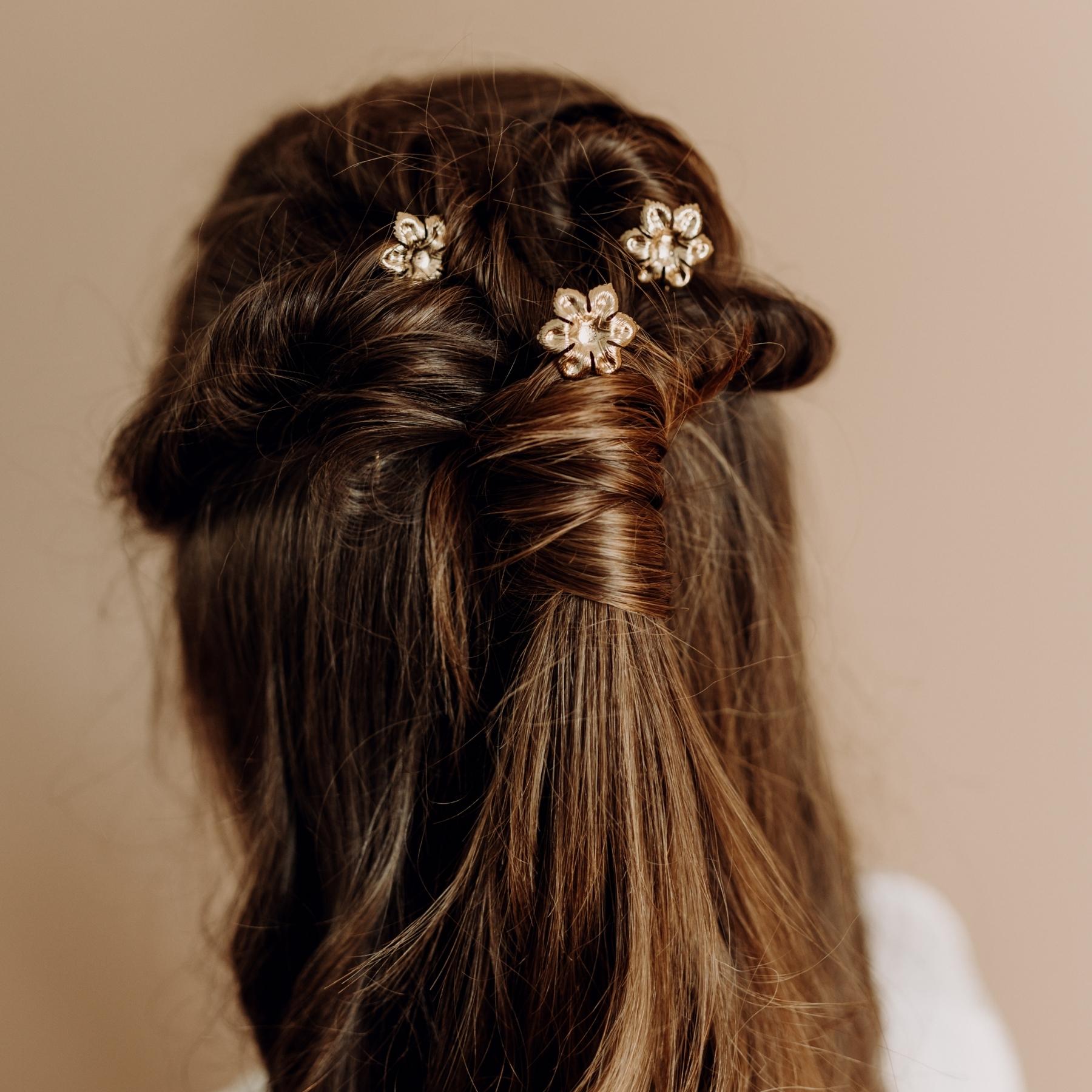 Coiffure mariage décorée de doubles pics à cheveux fleurs dorés 