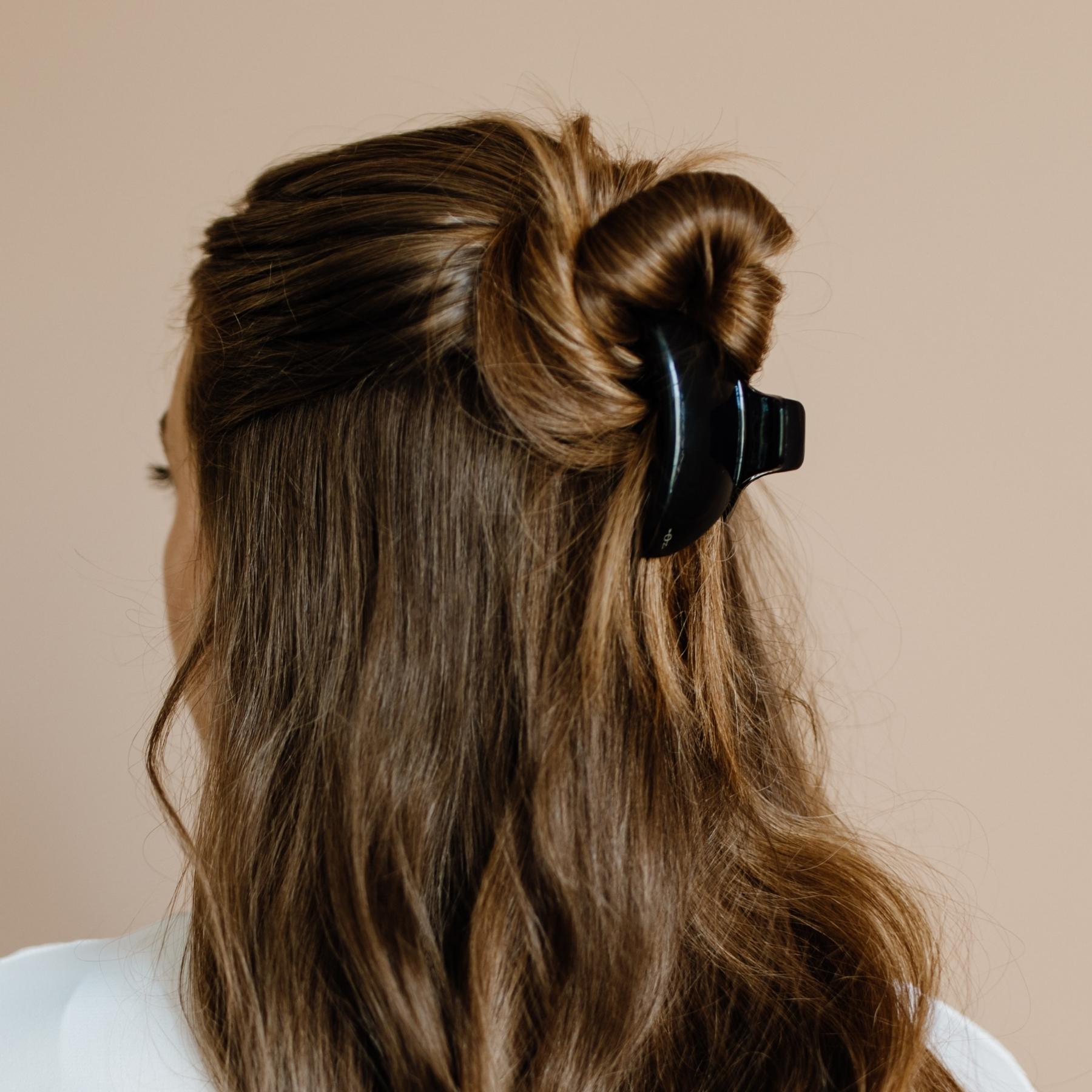 Femme cheveux longs épais avec pince crabe noire de qualité